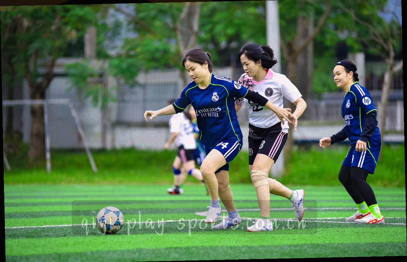 内容工作台上的赛程网格屏幕、纸质标签与手持端的复盘卡片，画面中无可识别人物